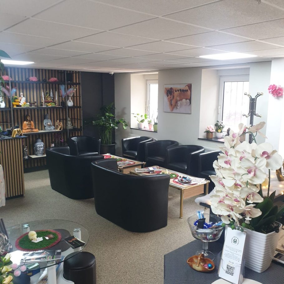 Wartezimmer Wasana Thai Massage bei Aachen Modernes Wartezimmer bei Wasana mit schwarzen Sesseln, Pflanzen und Dekorationen.
