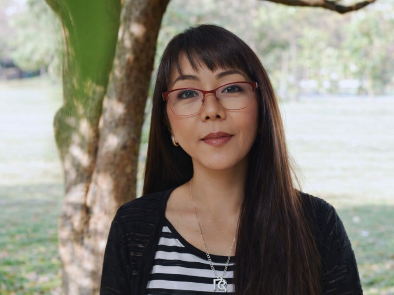 Wasana Thai Massage Kelmis Porträt von Wasana mit scharzen Haaren, die in die Kamera lächelt.