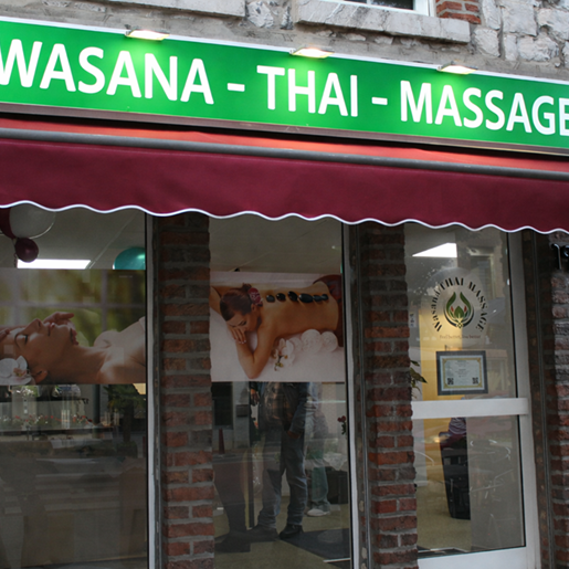 Eingang Wasana Thai Massage Schaufenster Wasana Thai-Massage-Studio mit grünem Schild und Innenansicht.