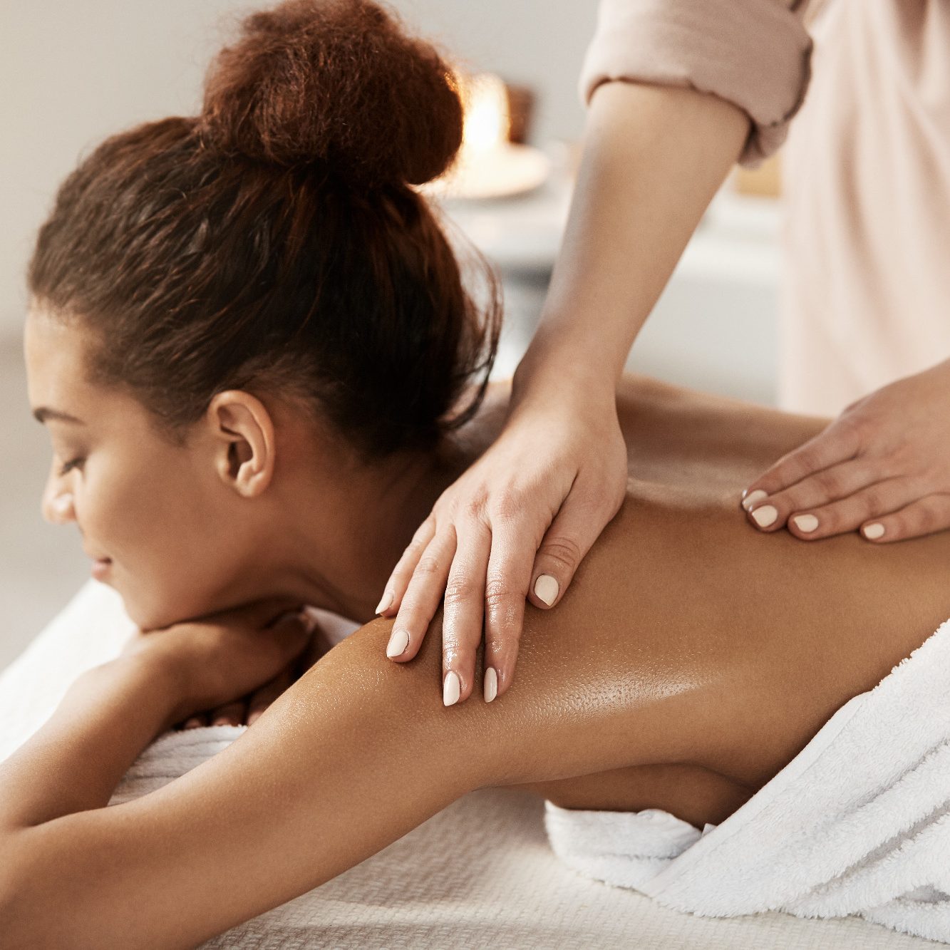 Traditionelle Thai-massage Aachen Traditionelle Thai-Massage an den Schultern – achtsame Berührung für Entspannung und neue Energie.